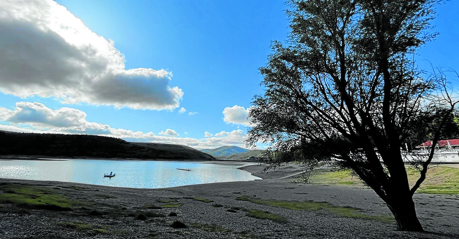 Imagen antes - Izquierda: Imagen del González Lacasa de mayo de 2023, con 12 hectómetros cúbicos menos de agua. A la derecha, en mayo de 2024, imagen del González Lacasa, con el Club Náutico,