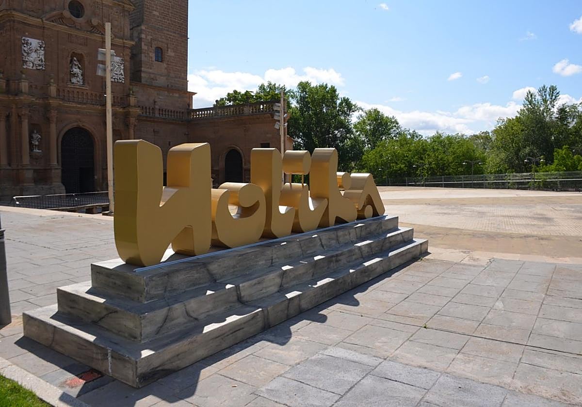 Las letras grandes del festival ya están colocadas en el recinto de la catedral.