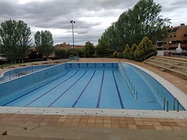 El vaso vacío de la piscina municipal de Villamediana de Iregua, en la tarde de ayer.