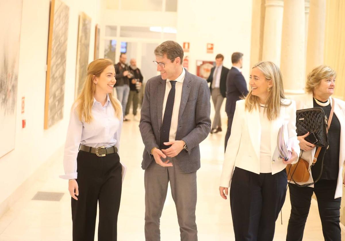 El presidente Capellán, flanqueado por la presidenta del Parlamento, Marta Fernández Cornago, y la portavoz popular, Cristina Maiso