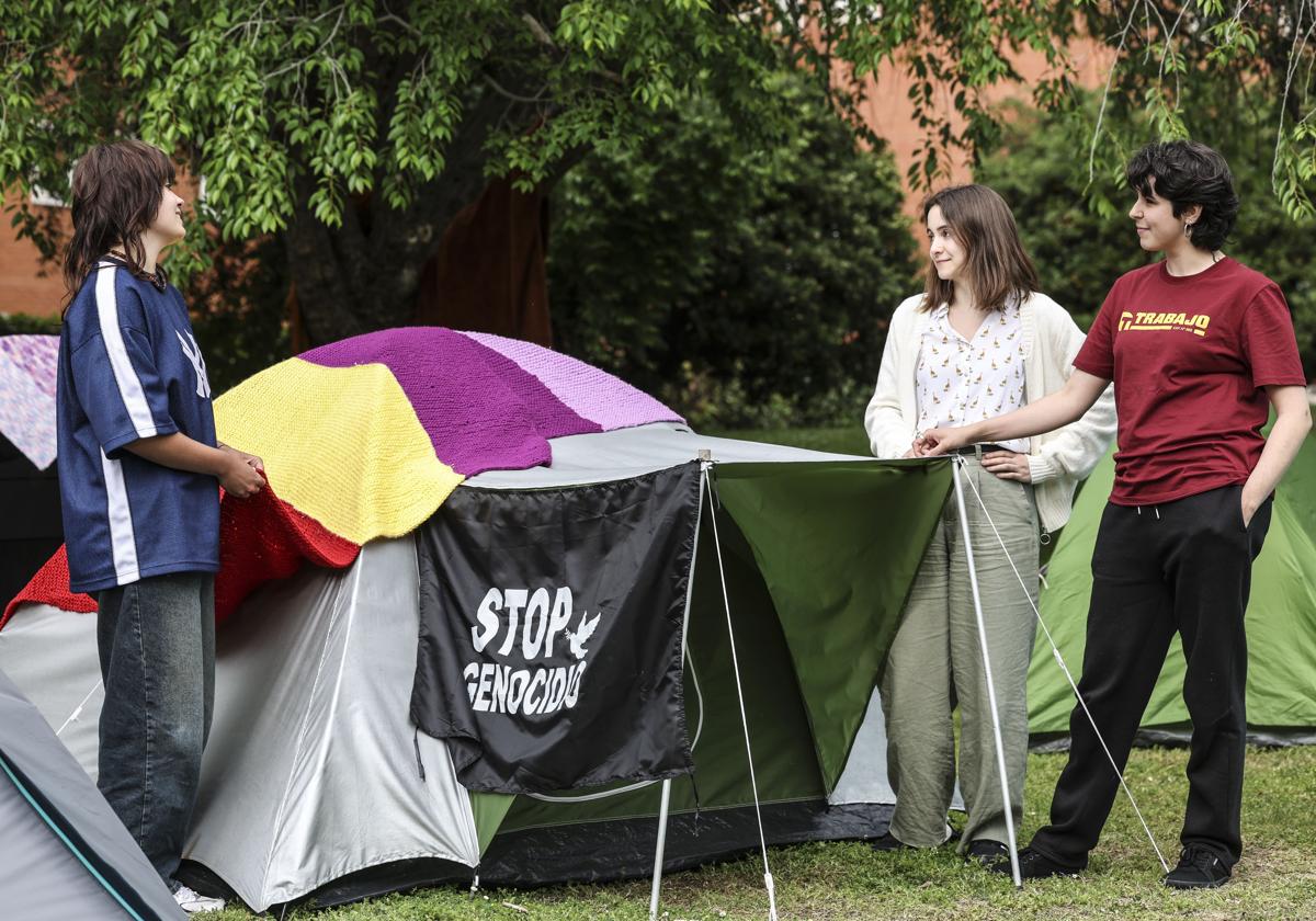 Sonia González, Ángela Sanz y Lucía Sáenz, ayer junto a una de las tiendas de la acampada instalada en el campus.