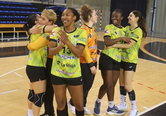 Erica Tavares, dorsal 13, celebra el ascenso a Liga Iberdrola.