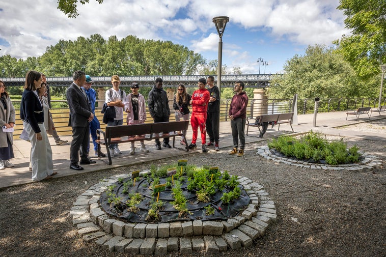 El alcalde, con alumnos de Plus Ultra, que han realizado sus práctcias de jardinería organizando los parterres,