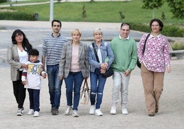 María Sánchez, junto a su hijo Tomás; Félix y su madre, Carmen de Pablo; Loli Martínez-Santos y su hijo Lorenzo; y Ana Quetglas, en el parque Felipe VI.