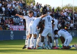 Los jugadores del Marbella celebran un gol en un partido liguero.