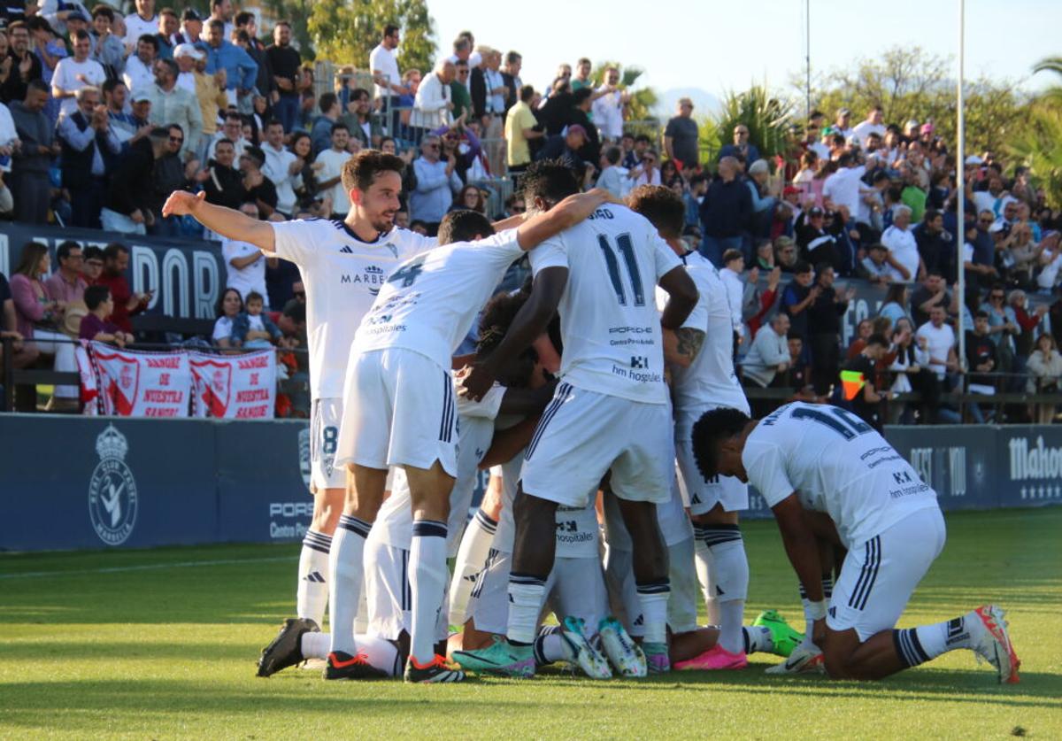 Los jugadores del Marbella celebran un gol en un partido liguero.