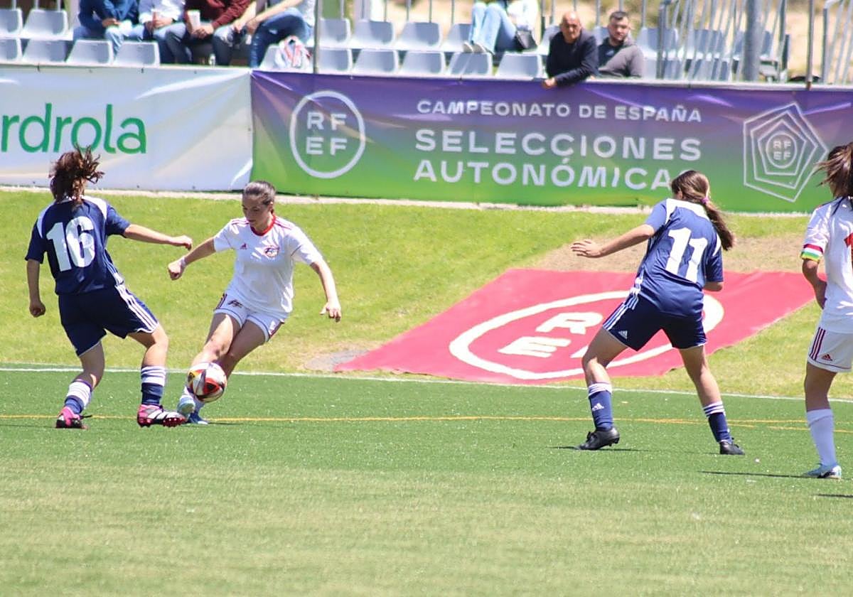 La Riojana, con el balón, cayó eliminada contra Castilla y León.