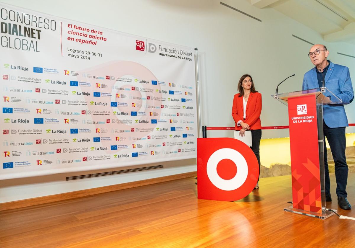 El rector Juan Carlos Ayala y la directora de Dialnet, Elena López.