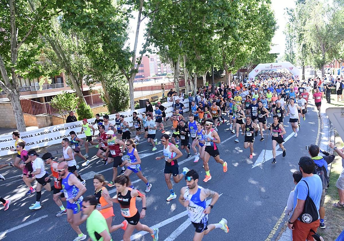 Pistoletazo de salida. Los atletas inician su recorrido en el cruce de Duques de Najera con Chile.