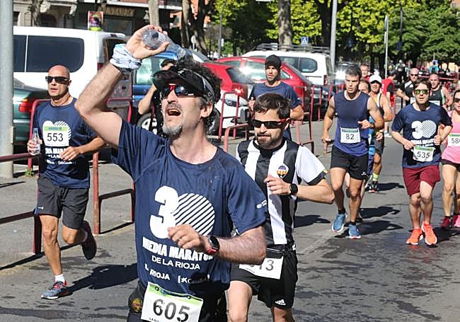 Un atleta se refresca durante la carrera.