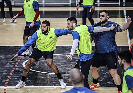 Thiago Ponciano e Ismael El Korchi custodian a Javi García en un entrenamiento del Ciudad de Logroño.