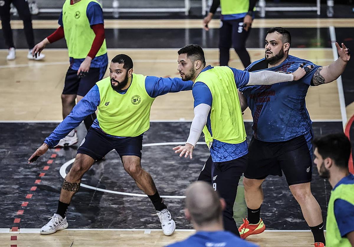 Thiago Ponciano e Ismael El Korchi custodian a Javi García en un entrenamiento del Ciudad de Logroño.