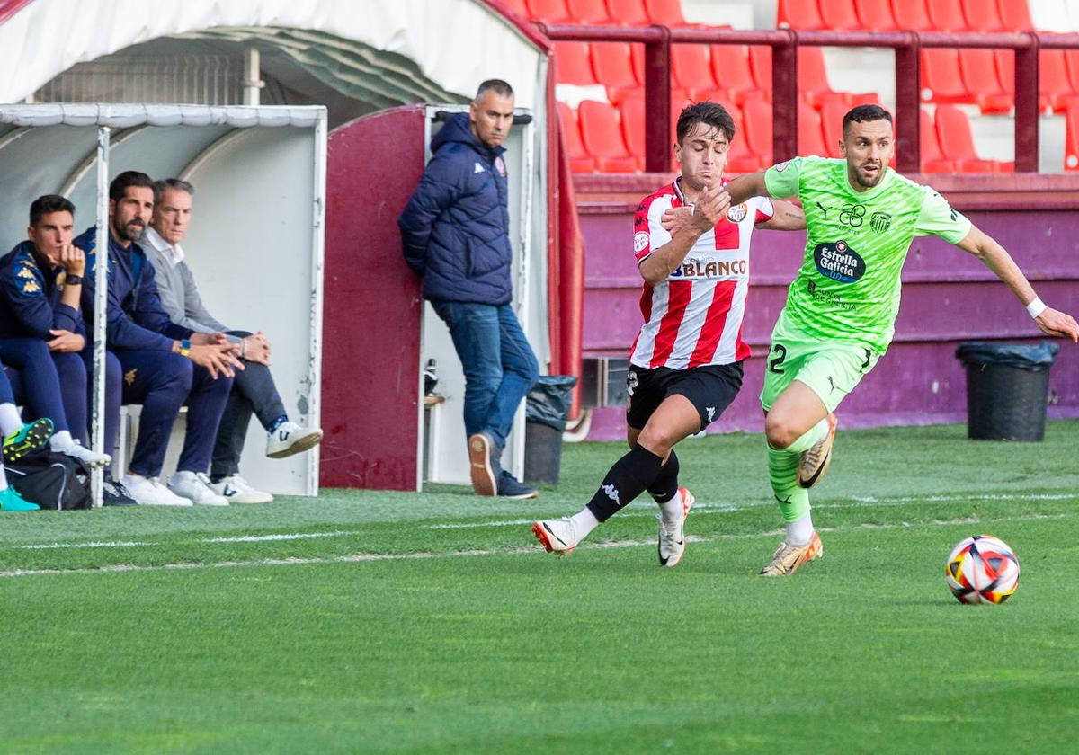 Aitor Larrazabal observa desde el banquillo un lance del partido entre la SDL y el Lugo.