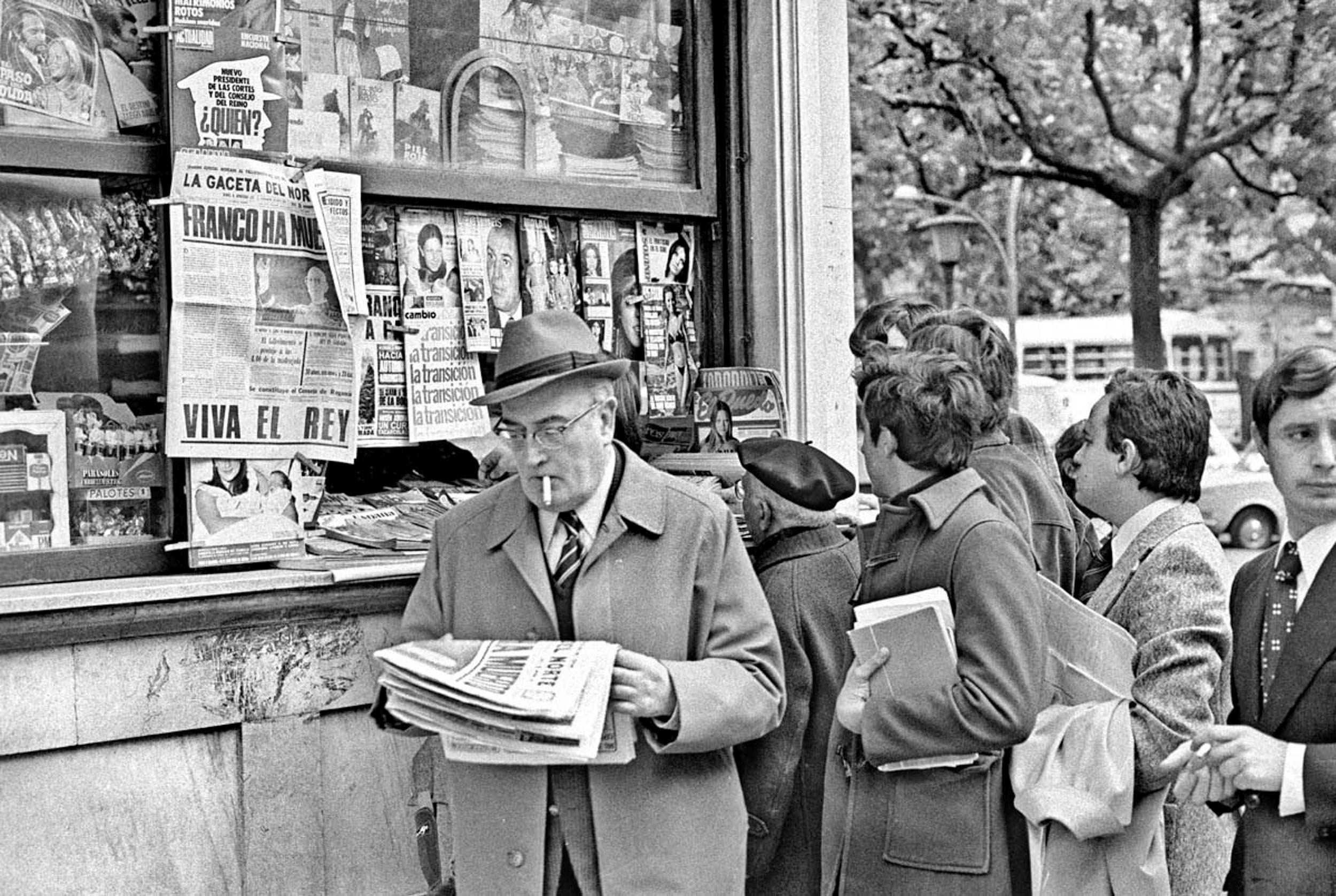 El fin de una dictadura y el principio de la incertidumbre se sustancia en esa cola de compradores que se dan codazos por el periódico que anuncia la muerte de Franco. En sus rostros no sabemos adivinar si hay esperanza o pena por el deceso del entonces Generalísimo, es el enigma de las superficies fotográficas, de un medio que no puede penetrar en lo más íntimo. Pero es el fiel reflejo de una bisagra entre dos mundos, un momento único, y gracias al fotógrafo, imperdible. Como decía Teo, «la vida es como una película, y la fotografía es apretar el botón del 'pause'».