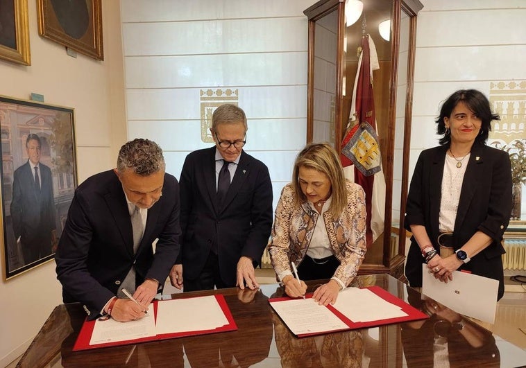 El momento de la firma del convenio.