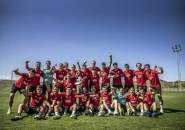 La plantilla de la UD Logroñés, tras acabar el entrenamiento este viernes en la Ciudad Deportiva y antes de emprender, hoy, rumbo a Marbella.