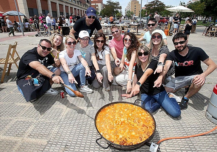 Una de las cuadrillas que prepararon su caldereta en el barrio de Los Lirios.