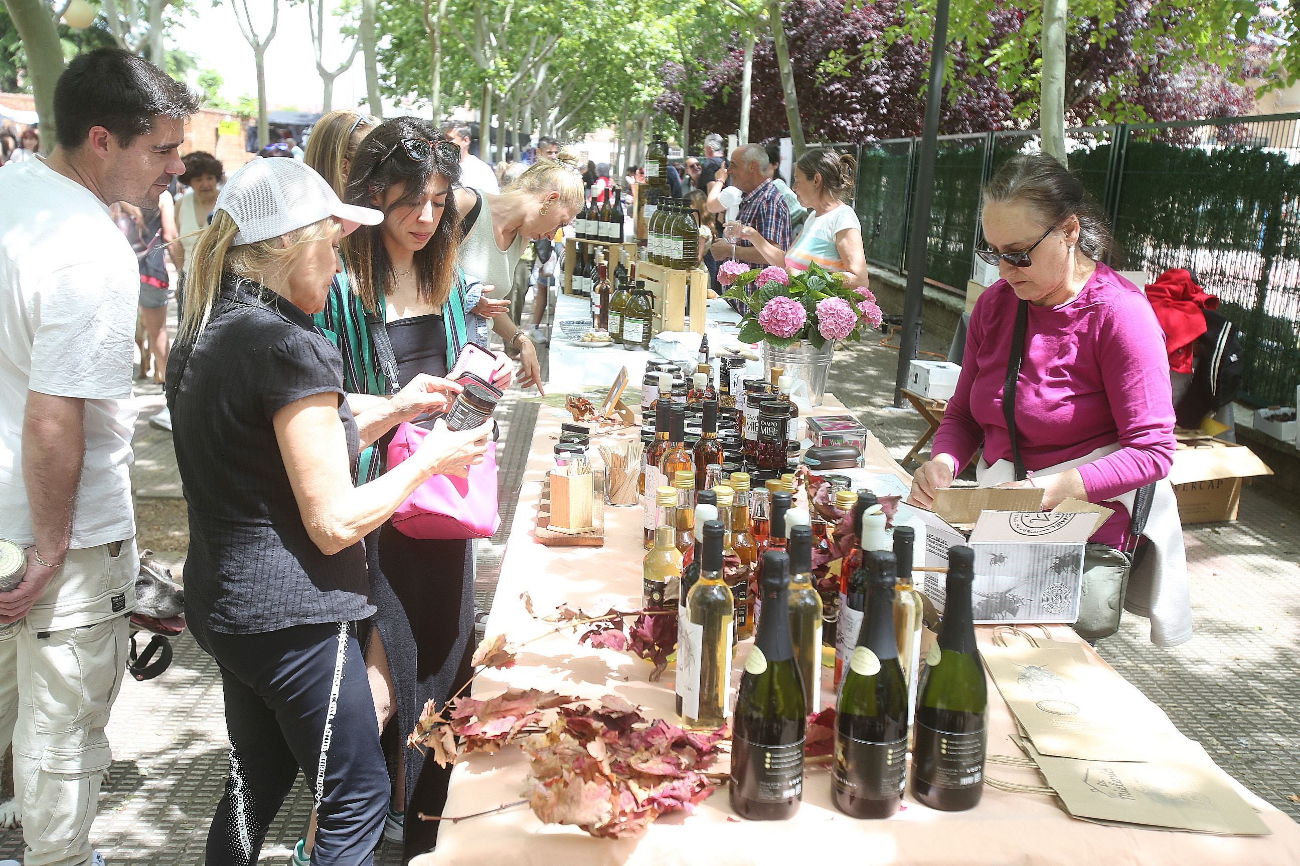 Ambiente del mercado en la mañana del domingo