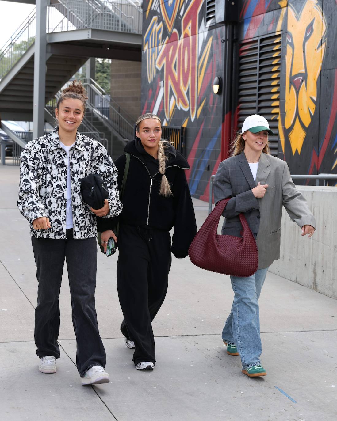 Ana Tejada, la primera por la izquierda, en su llegada al campo.