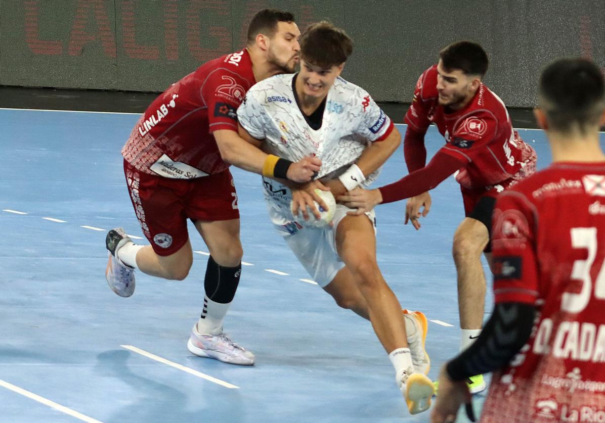 Roly Uríos y Juan Palomino se emplean en defensa durante el último partido de liga en León.