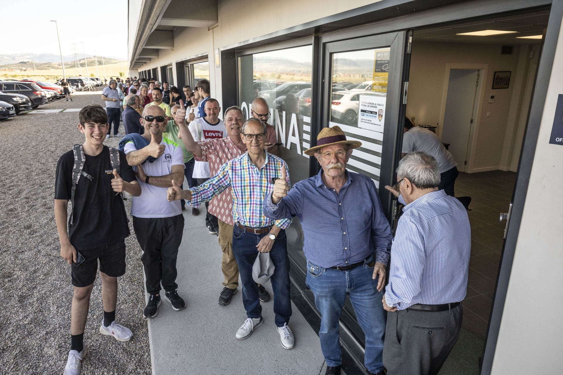 Los aficionados de la UD Logroñés hacen fila en las instalaciones de Valdegastea para retirar sus entradas.