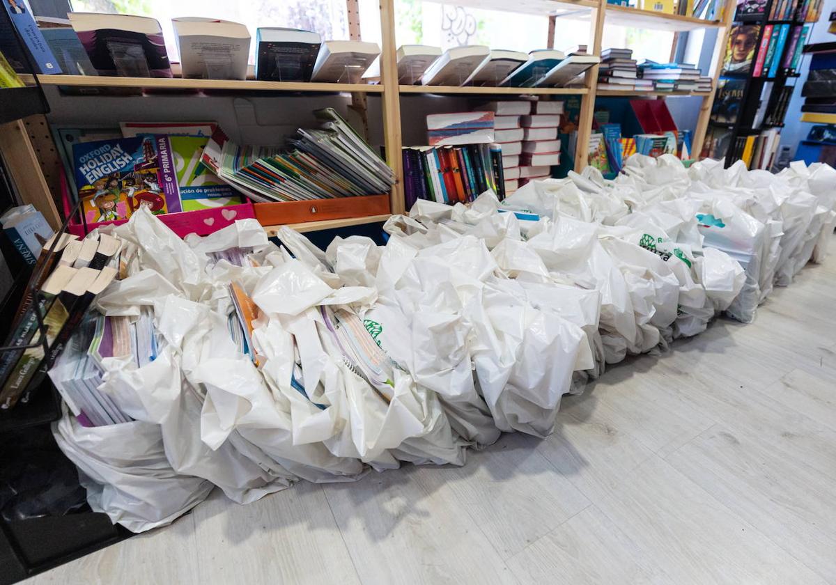 Libros de texto y material escolar apilado en bolsas en un establecimiento de Logroño.