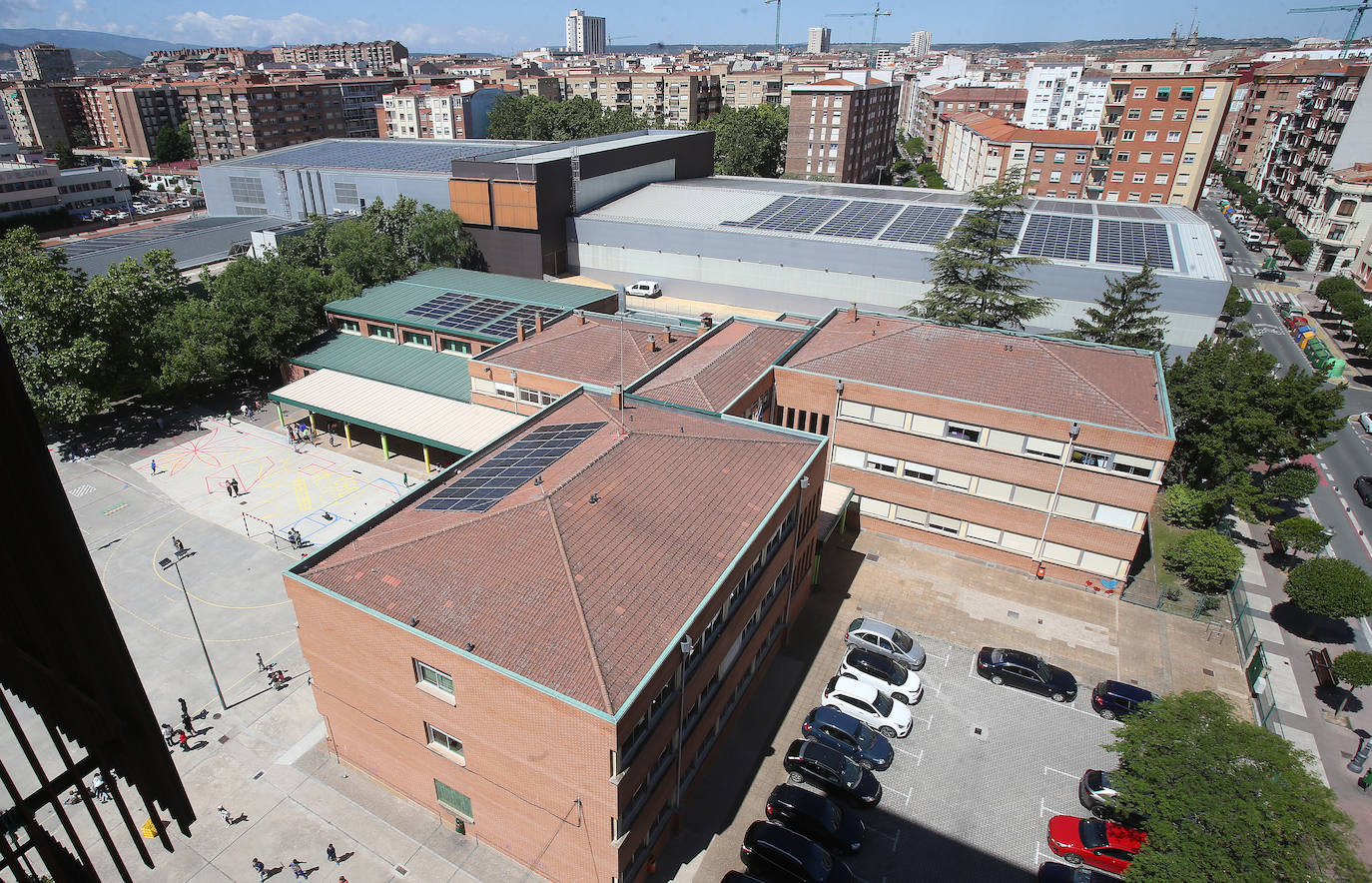 El CEIP Duquesa de la Victoria, con hasta dos instalaciones, junto al polideportivo Lobete, donde ya había placas solares con anterioridad.