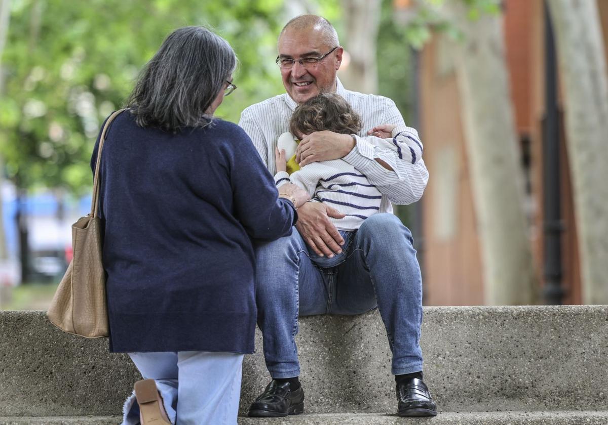 Cristina e Isidro con la pequeña que tienen en acogida