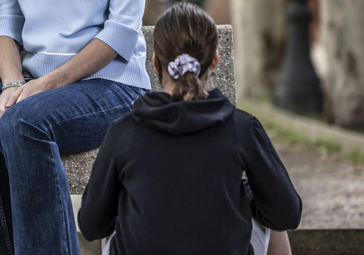 La menor acogida por Isabel, con otras familias de acogida.