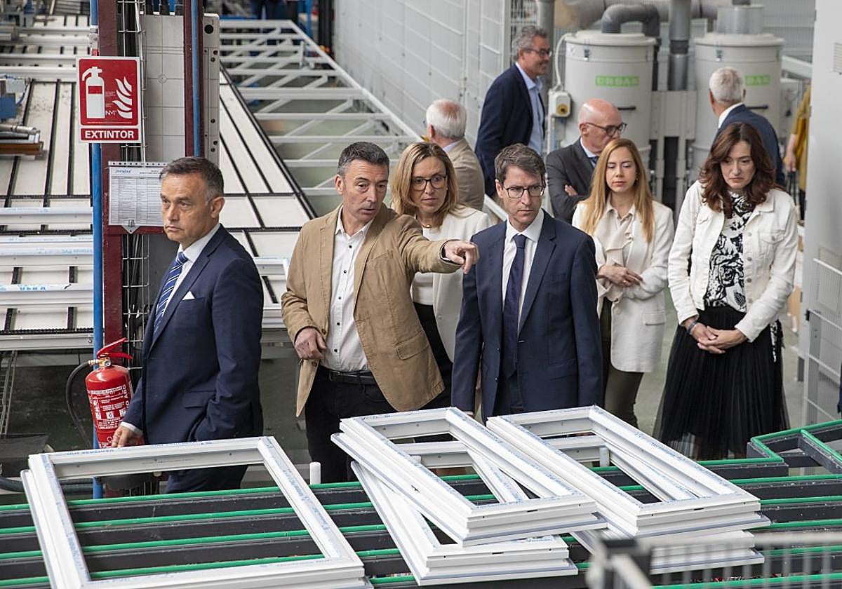 Visita de las autoridades a Inrialsa en la mañana de ayer.