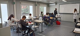 Alumnos de la ESO en uno de los módulos que se habilitaron con aulas en abril.