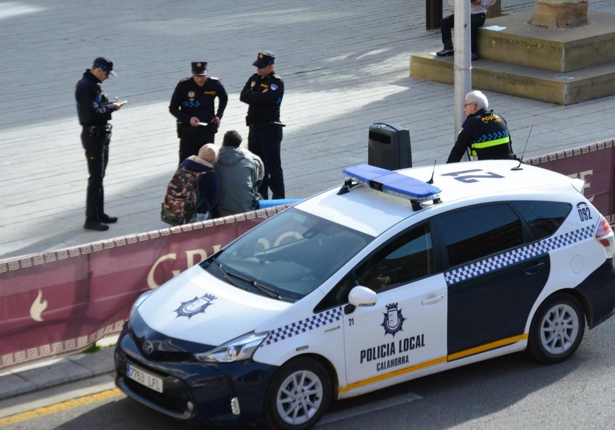 Varios agentes de la Policía Local, en una actuación, el pasado mes de marzo.