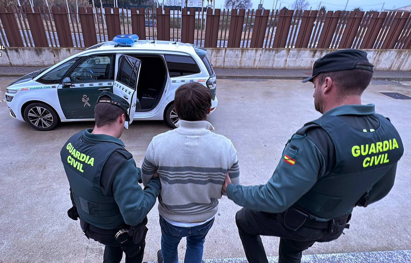 Dos agentes de la Guardia Civil flanquean a un detenido por agredir a dos mujeres en Calahorra.