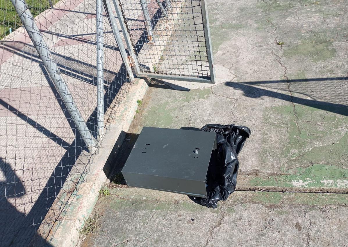 Imagen secundaria 1 - Rompen un panel de la pista de pádel de Cervera que fue inaugurada hace dos meses