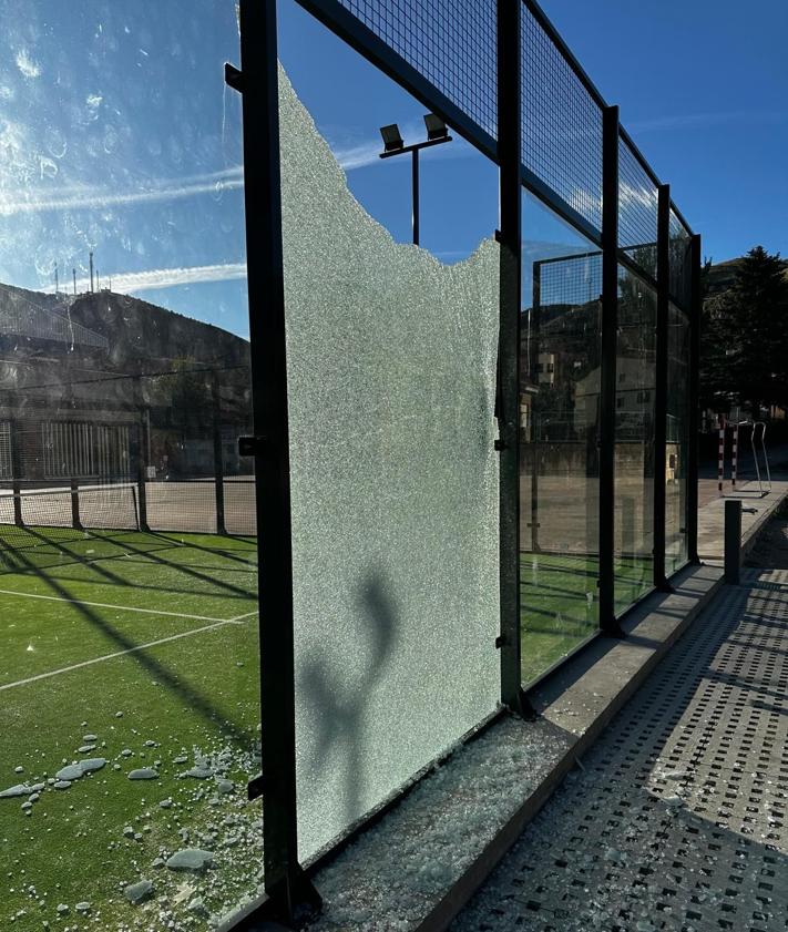 Imagen secundaria 2 - Rompen un panel de la pista de pádel de Cervera que fue inaugurada hace dos meses