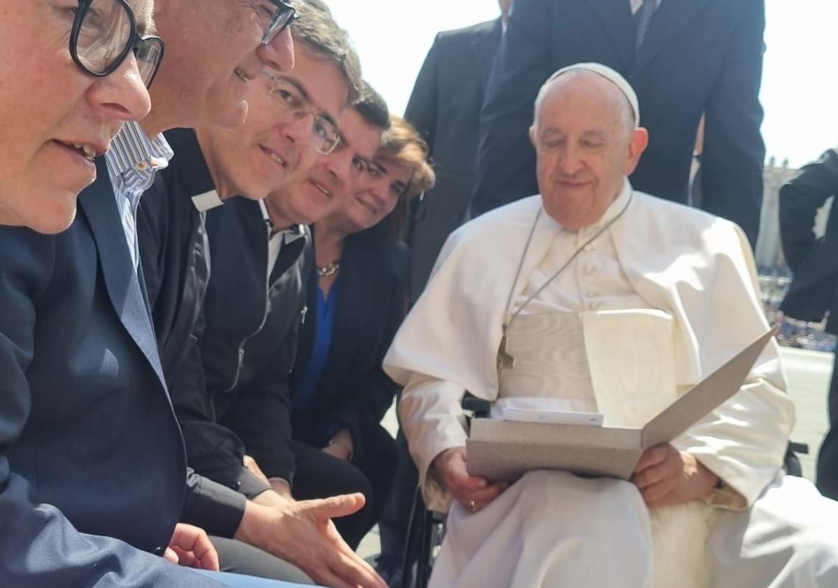 El papa Francisco, con el libro.