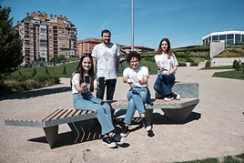 Valeria Villamor, junto a su tutor, Carlos Lorente, y sus compañeras Erika Jiménez y Raquel de Ángel, con los prototipos del proyecto HER, en el parque Felipe VI.
