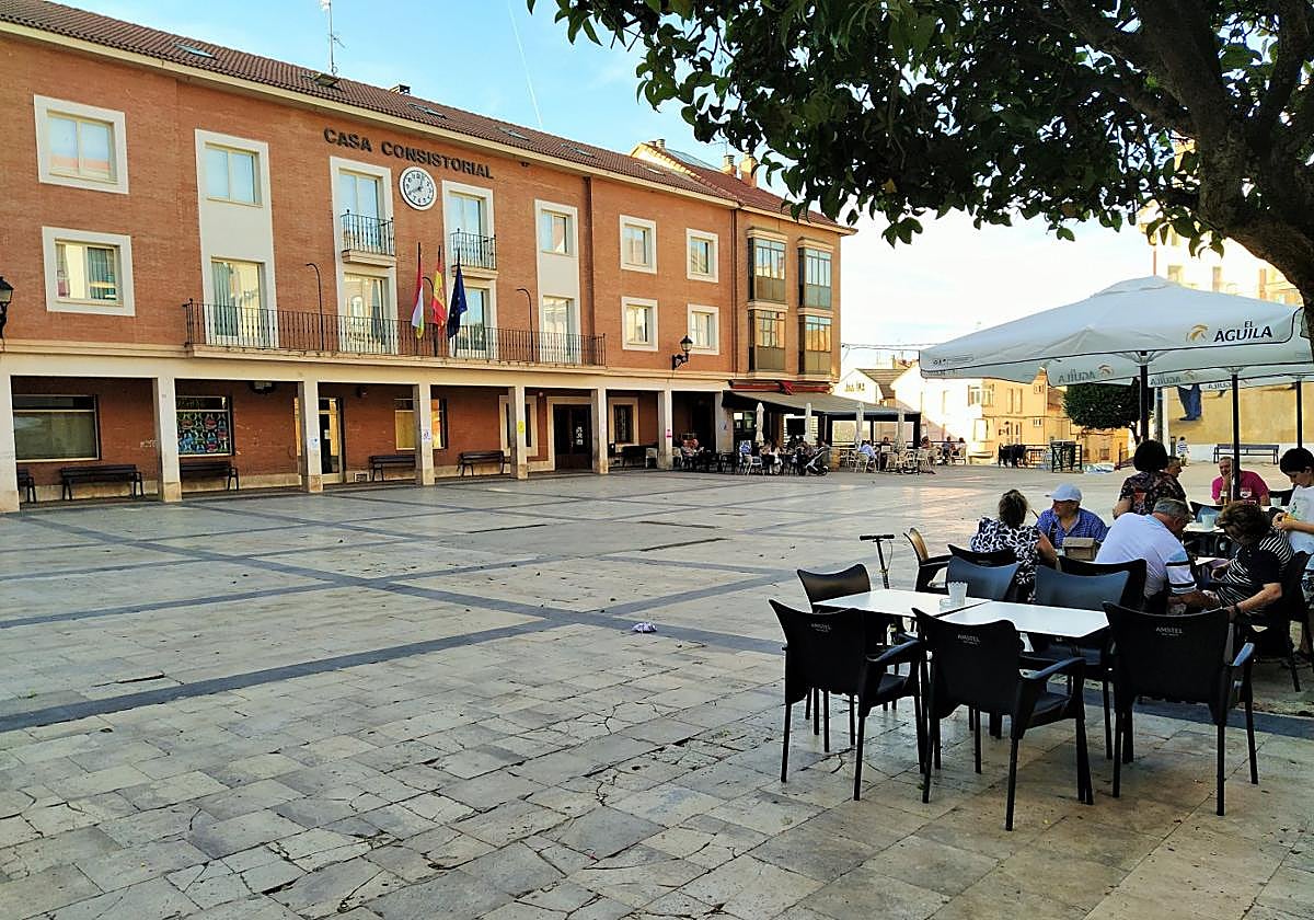 Las terrazas de dos bares en la plaza de España de Lardero, donde también se encuentra el Ayuntamiento.