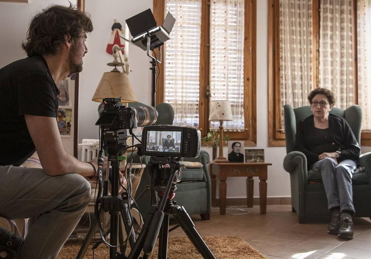 El director Rober Astorgano, durante la grabación de una de las entrevistas de 'Mujeres de negro'.