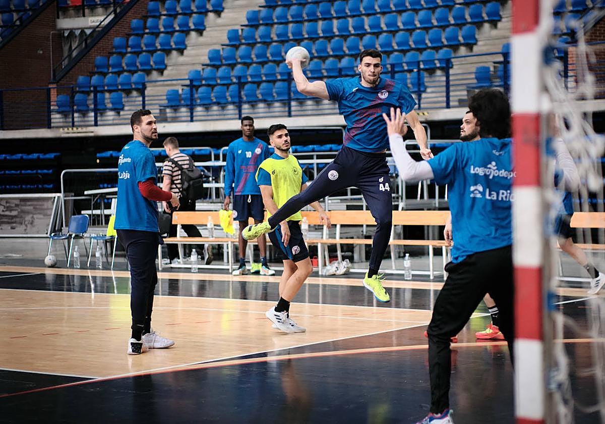 Juan Palomino se eleva para lanzar en un entrenamiento del Ciudad de Logroño esta semana.