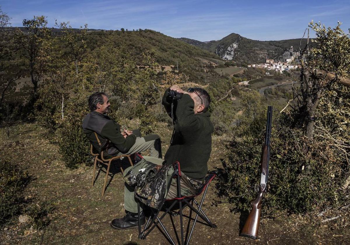 Dos cazadores, en una imagen de archivo, en el término municipal de Nieva de Cameros