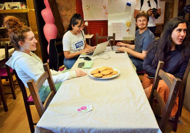 Paula Torres, Cindie Capel, Quirin Hoimle y Tania trabajan en el 'Co-Living Sojuela Joven'.