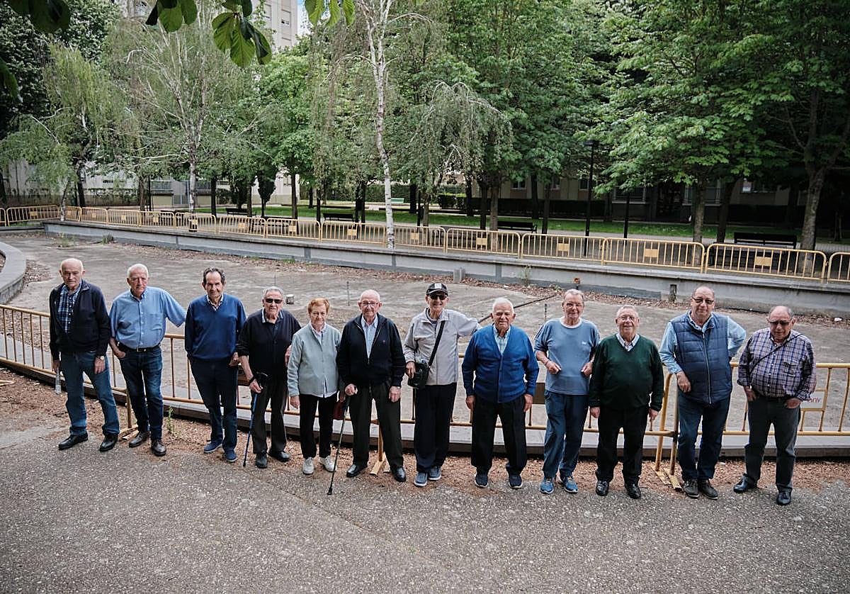 Vecinos de Lobete posan delante de la fuente de Los Tilos, fuera de servicio desde hace más de cinco años.