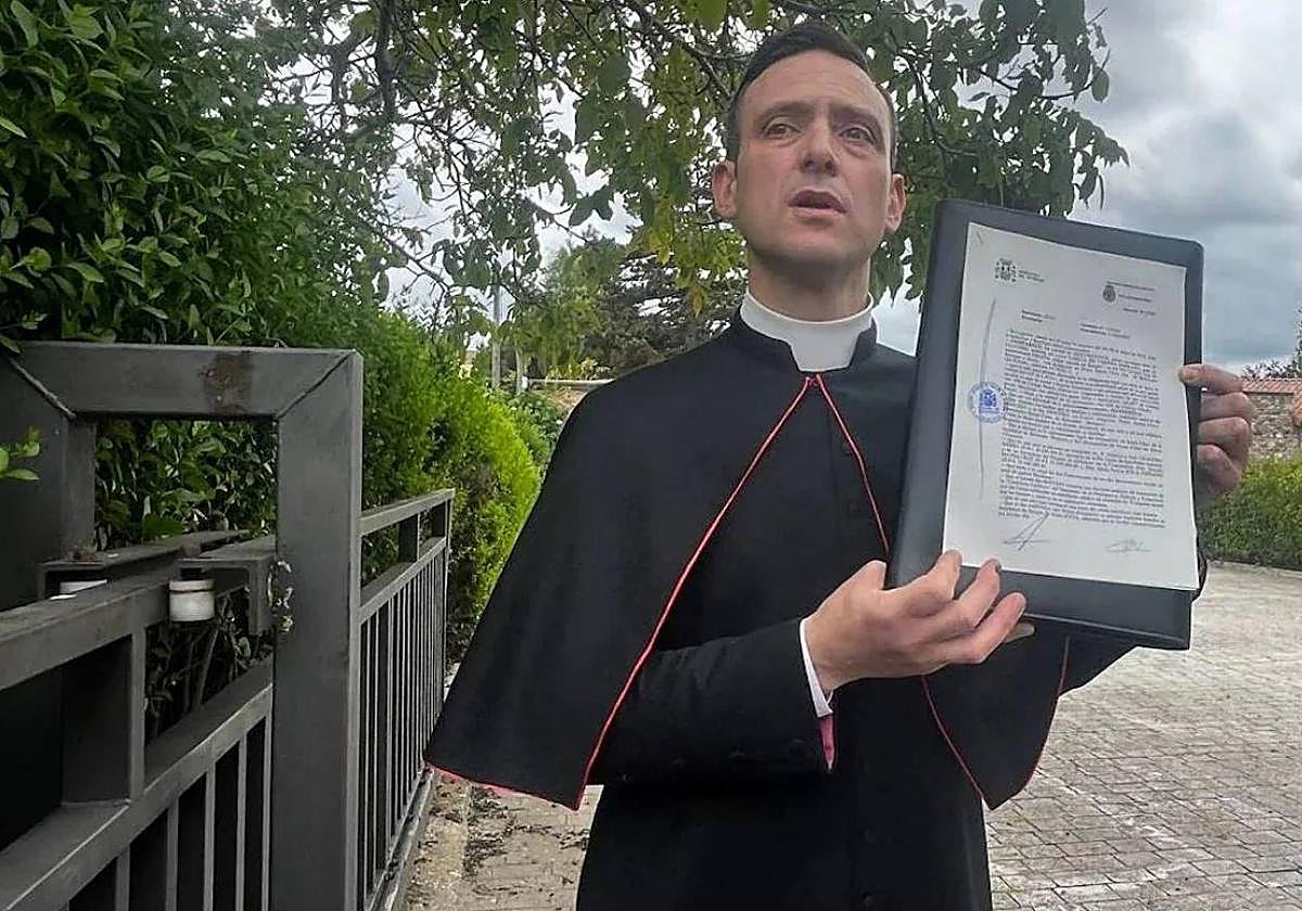 El portavoz de las monjas de Belorado, José Ceacero, muestra la denuncia.