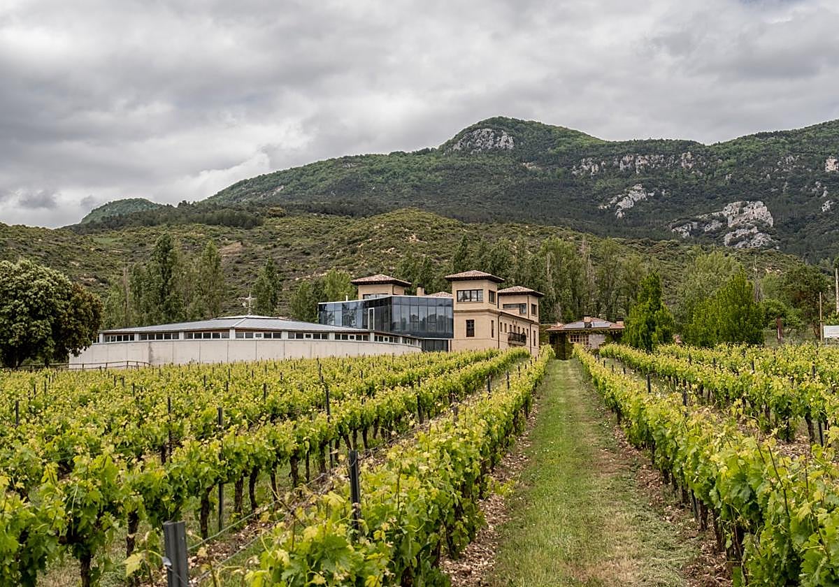 Bodegas Puelles se levanta en un entorno privilegiado, a las faldas de la Sierra de Cantabria.