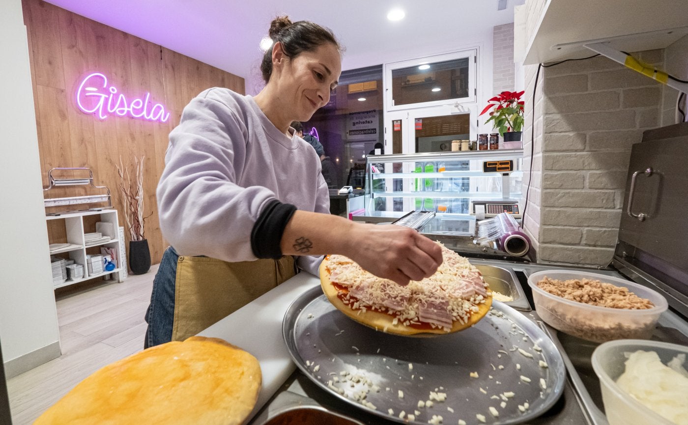 Elaboración de un pizza para llevar en Gisela.