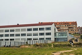 Un grupo de jóvenes se dirige a la SIES de Villamediana atravesando la parcela cedida por el Ayuntamiento al Gobierno regional para construir el CEO.