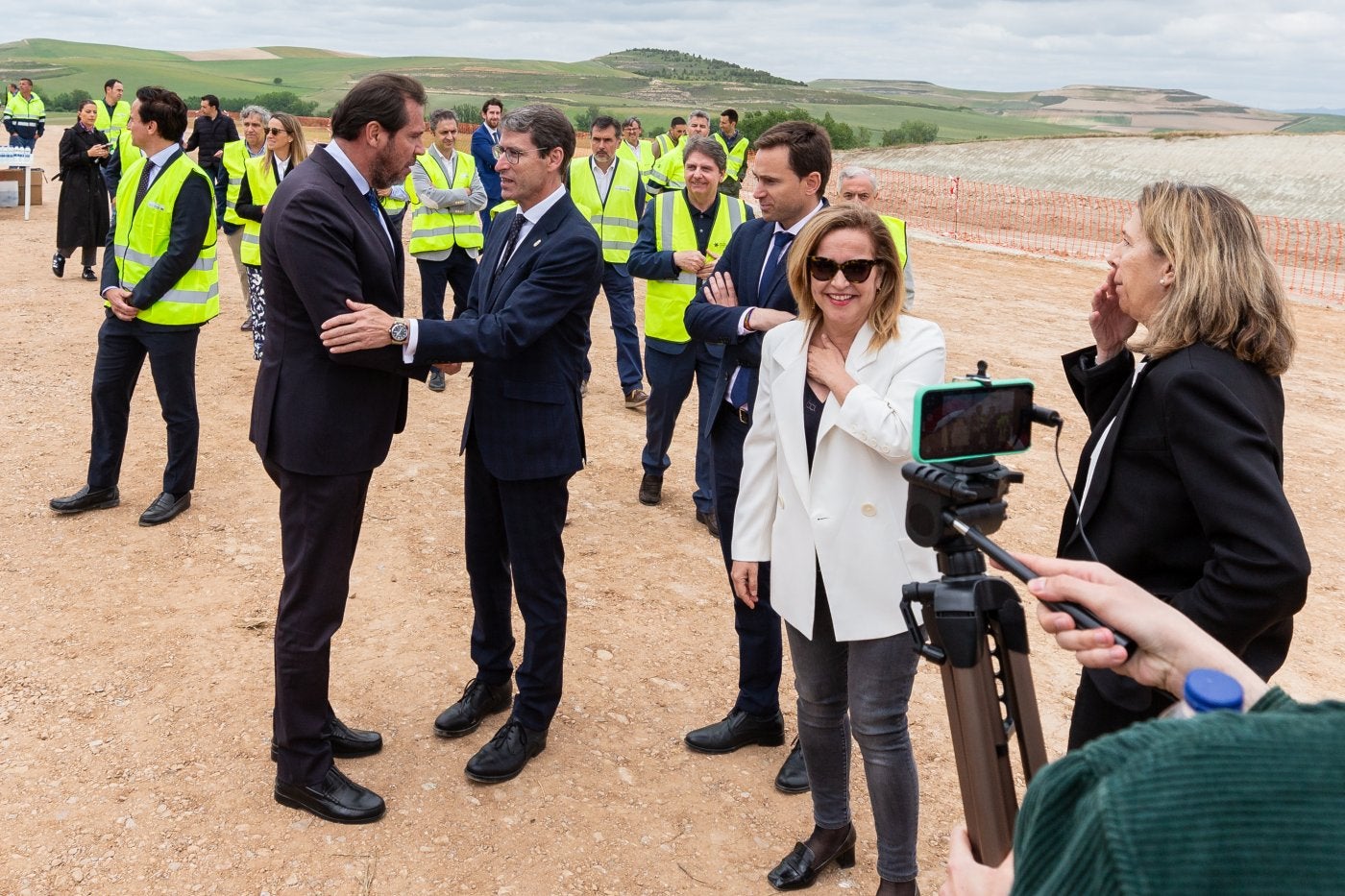 Puente y Capellán se saludan durante su visita a las obras de la autovía A-12 en Grañón.