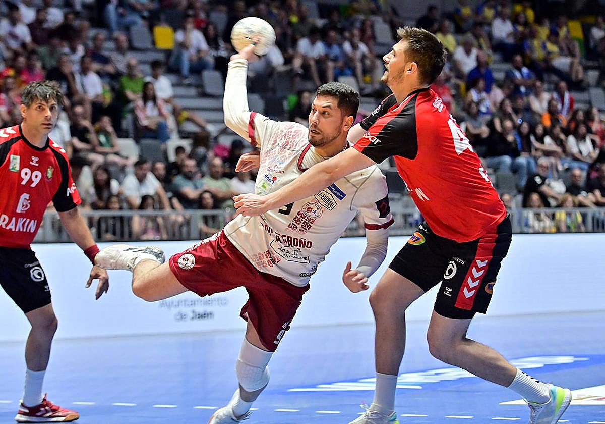 Ismael El Korchi busca el lanzamiento ante el Granollers.