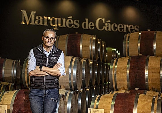 Fernando Costa, en la sala de barricas de Marqués de Cáceres